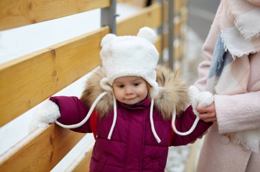 Anne ve kızı Noel ve yeni yıl tatillerinde şehirde dolaşıyorlar. Ebeveyn ve küçük çocuk dışarıda eğleniyor.