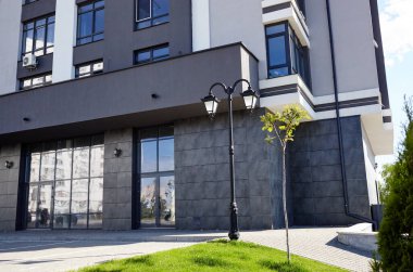 Mavi gökyüzü olan güneşli bir günde modern apartman binaları. Modern Avrupa apartmanının ön cephesi. Soyut mimari, modern şehir geometrisinin bir parçası