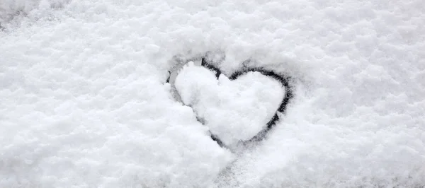 雪に覆われた氷の上にコピースペースで描かれたハート型の愛のサイン 新鮮な雪の中で手描きのハート形 冬のホリデーシーズンの愛のシンボル ストックフォト