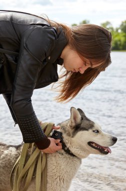 Sahibi köpek köpeğiyle seyahat ediyor. Bir köpekle bir kadının arkadaşlığı.