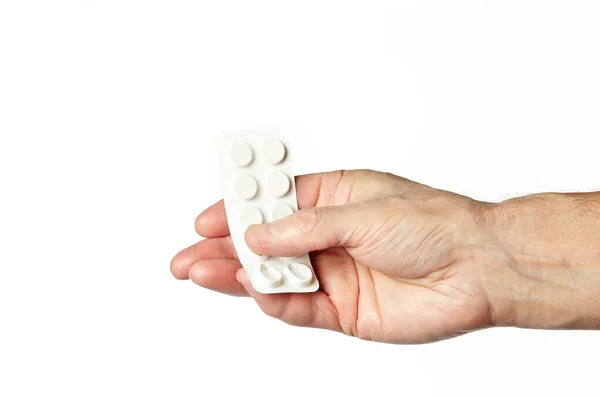 Tangan Pria Memegang Pil Putih Dalam Bentuk Tablet Biasa Terisolasi — Stok Foto