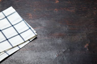 Havluyla mutfak masası. Kumaş peçeteli ahşap masa. Kopyalama alanı ile üst görünüm, metin için yer