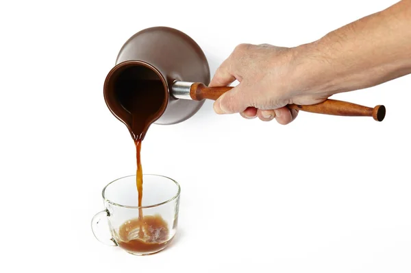 男はカップにコーヒーを注ぐ隔離された白い背景 手にコーヒーを作るための粘土のセブ — ストック写真