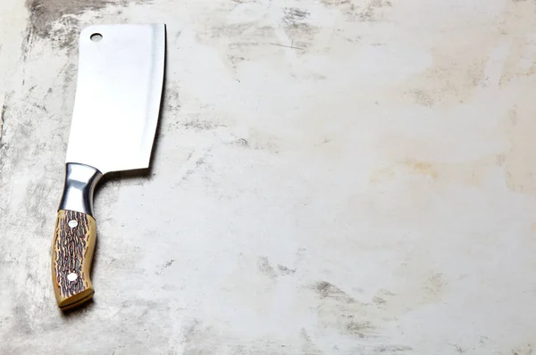 Ahşap Arka Planda Satırı Paslanmaz Çelik Mutfak Bıçağı Tahta Tahtada — Stok fotoğraf