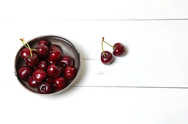 Sweet Cherries Metal Bowl Wooden Background Closeup Fresh Ripe Sweet — Stock Photo, Image
