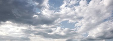 Bulanık gökyüzünün panoramik fotoğrafı. Kümülüs bulutlu mavi gökyüzü arkaplanı