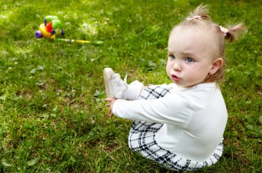 Şık küçük kız yaz kenti parkında yürüyüş yapıyor. Sevimli küçük kız sana iyi eğlenceler. Çocukluk