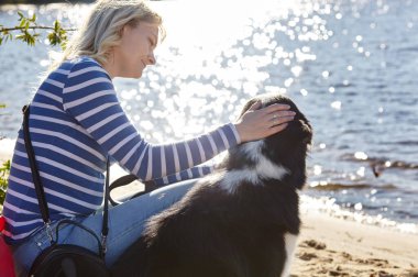 Plajda Sibirya laika köpeği olan bir adam. Bir köpekle bir kadının arkadaşlığı.