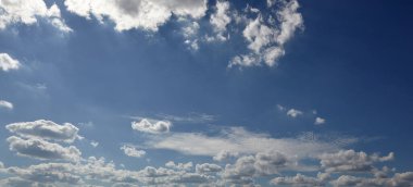 Bulanık gökyüzünün panoramik fotoğrafı. Kümülüs bulutlu mavi gökyüzü arkaplanı