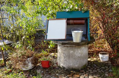 Avrupa 'daki eski bir köyde. Kırsal bölgedeki Retro Stone Kuyusu