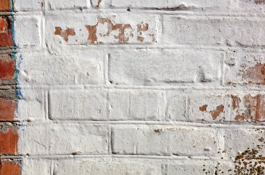 Kırmızı beyaz duvar arka planı. Eski, pasaklı tuğla duvar dokusu. Eskimiş alçılı eski bir duvar