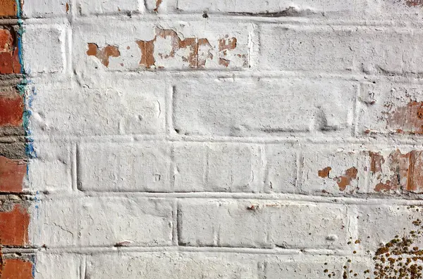Kırmızı beyaz duvar arka planı. Eski, pasaklı tuğla duvar dokusu. Eskimiş alçılı eski bir duvar