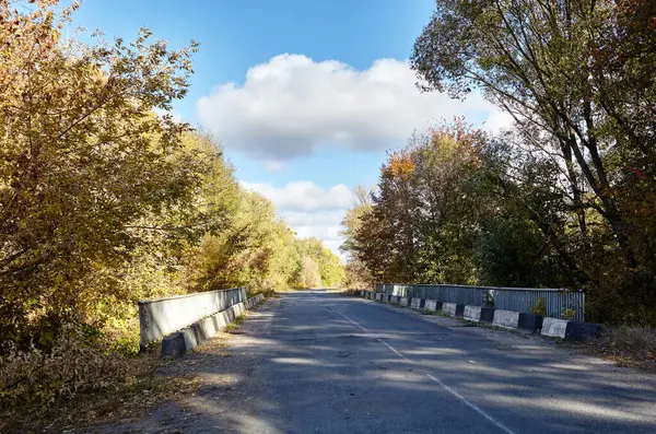 Bariyer, aracın kaldırımdan veya köprüden çıkmasını engellemek için tasarlandı. Banliyö yolunda demiryolunu koruyorum.