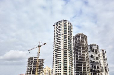 Kule vinci bir ev inşa ediyor. Beton bina yapım aşamasında. İnşaat alanı