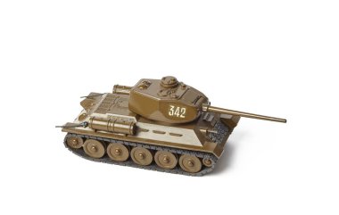 Eski Sovyet tankı T-34 beyaz arka planda izole edilmiş. 2. Dünya Savaşı 'ndan kalma Sovyet T34 tankı