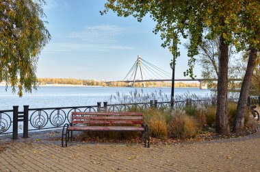 Avrupa 'nın Kyiv kentindeki nehir kenarındaki bankta dinlenme alanı. Şehir parkında dinlenecek bir yer.