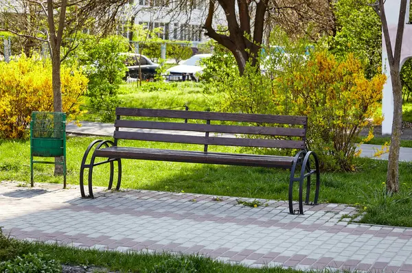 Avrupa 'nın başkenti Kyiv' de çiçek açan ağaçlar ve süslü çalılarla çevrili bir dinlenme alanı. Baharda şehir parkında dinlenmek için bir yer.