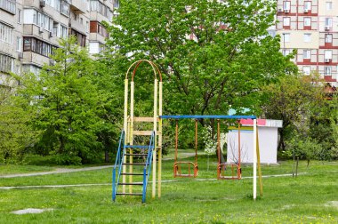 Bahçede çocuksuz renkli bir oyun alanı. Kentsel mahalle çocukluk kavramı