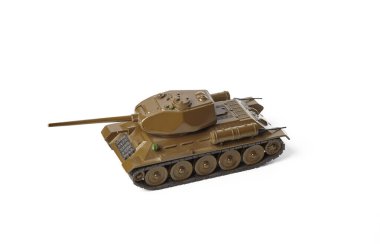 Eski Sovyet tankı T-34 beyaz arka planda izole edilmiş. 2. Dünya Savaşı 'ndan kalma Sovyet T34 tankı