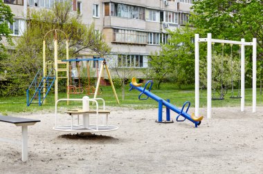 Bahçede çocuksuz renkli bir oyun alanı. Salıncak ve diğer oyun alanlarıyla oynayın. Kentsel mahalle çocukluk kavramı