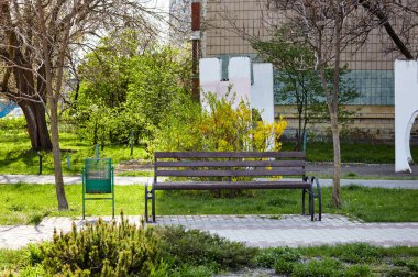 Avrupa 'nın başkenti Kyiv' de çiçek açan ağaçlar ve süslü çalılarla çevrili bir dinlenme alanı. Baharda şehir parkında dinlenmek için bir yer.