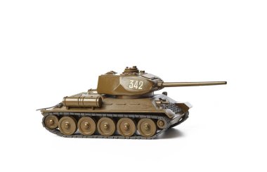 Eski Sovyet tankı T-34 beyaz arka planda izole edilmiş. 2. Dünya Savaşı 'ndan kalma Sovyet T34 tankı