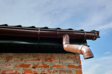 Kenar mahalle binasının ön cephesi. Gökyüzüne karşı çatı manzarası