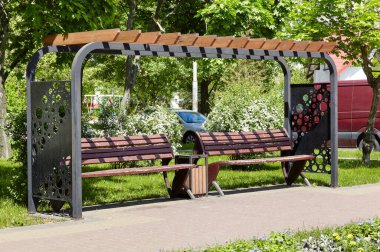 Avrupa 'nın başkenti Kyiv' de çiçek açan ağaçlar ve süslü çalılarla çevrili bir dinlenme alanı. Baharda şehir parkında dinlenmek için bir yer.