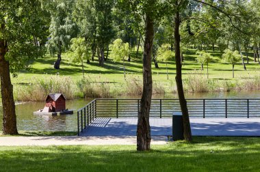 Avrupa 'nın başkenti Kyiv' de nehir kenarındaki gözetleme güvertesinde dinlenme alanı. Şehir parkında dinlenecek bir yer.