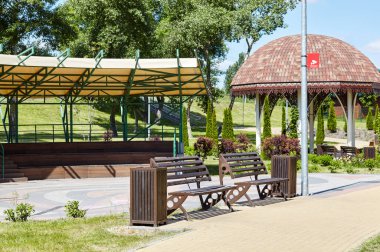 Avrupa 'nın başkenti Kyiv' de çiçek açan ağaçlar ve süslü çalılarla çevrili bir dinlenme alanı. Baharda şehir parkında dinlenmek için bir yer.