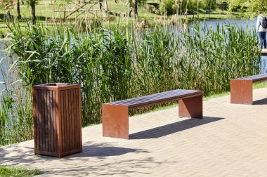 Avrupa 'nın başkenti Kyiv' de çiçek açan ağaçlar ve süslü çalılarla çevrili bir dinlenme alanı. Baharda şehir parkında dinlenmek için bir yer.