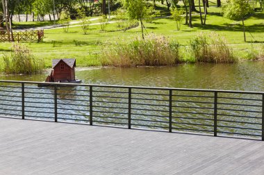 Avrupa 'nın başkenti Kyiv' de nehir kenarındaki gözetleme güvertesinde dinlenme alanı. Şehir parkında dinlenecek bir yer.