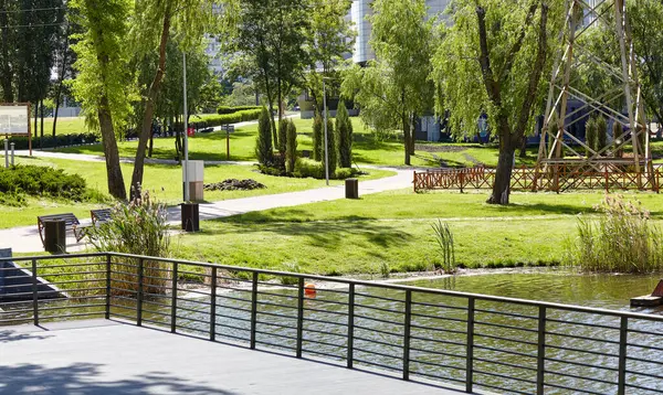 Avrupa 'nın başkenti Kyiv' de nehir kenarındaki gözetleme güvertesinde dinlenme alanı. Şehir parkında dinlenecek bir yer.