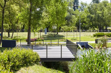 Avrupa 'nın başkenti Kyiv' de nehir kenarındaki gözetleme güvertesinde dinlenme alanı. Şehir parkında dinlenecek bir yer.