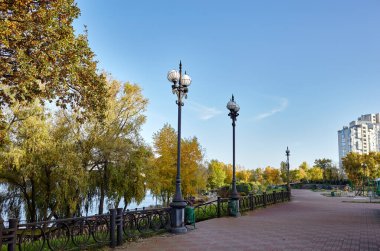 Avrupa, Kyiv 'de ağaçlar ve çimlerle çevrili bir yürüyüş yolu. Sonbahar şehir parkında dinlenme yeri