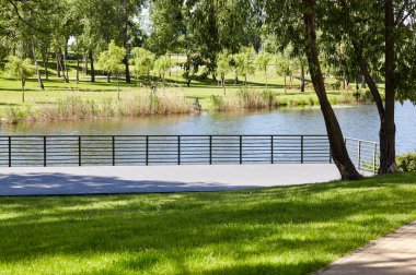 Avrupa 'nın başkenti Kyiv' de nehir kenarındaki gözetleme güvertesinde dinlenme alanı. Şehir parkında dinlenecek bir yer.