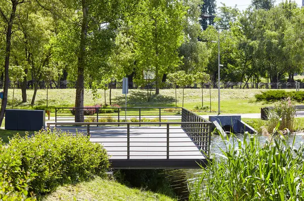 Avrupa 'nın başkenti Kyiv' de nehir kenarındaki gözetleme güvertesinde dinlenme alanı. Şehir parkında dinlenecek bir yer.