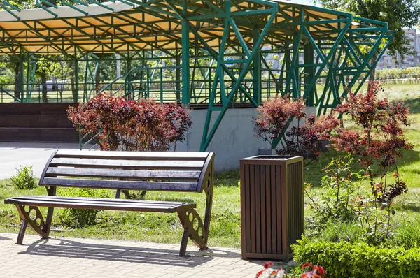 Avrupa 'nın başkenti Kyiv' de çiçek açan ağaçlar ve süslü çalılarla çevrili bir dinlenme alanı. Baharda şehir parkında dinlenmek için bir yer.