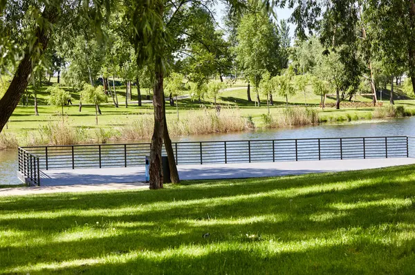 Avrupa 'nın başkenti Kyiv' de nehir kenarındaki gözetleme güvertesinde dinlenme alanı. Şehir parkında dinlenecek bir yer.