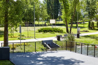 Avrupa 'nın başkenti Kyiv' de nehir kenarındaki gözetleme güvertesinde dinlenme alanı. Şehir parkında dinlenecek bir yer.