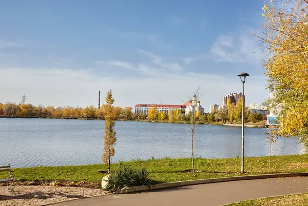 Güzel sonbahar doğa manzarası. Avrupa 'nın Kyiv kentindeki şehir parkında dinlenme alanı