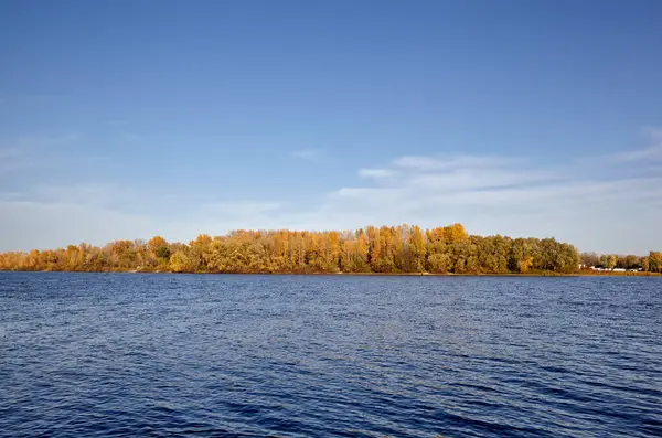 Güzel sonbahar doğa manzarası. Avrupa 'nın başkenti Kyiv' de nehir kenarındaki sık ağaçlarla mavi gökyüzü manzarası