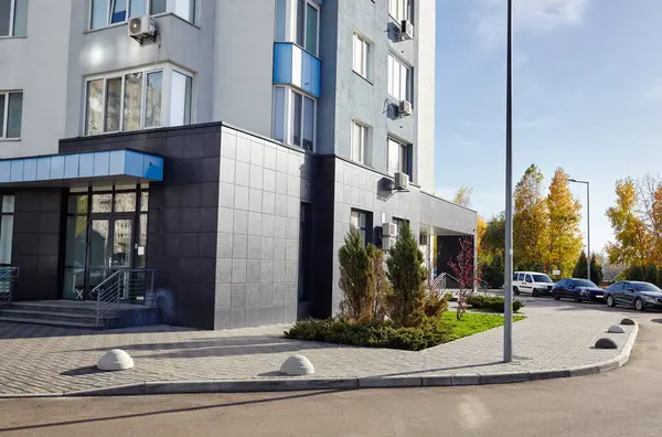 Modern Avrupa apartmanının ön cephesi. Konut kompleksinin rahat avlusu. Soyut mimari, modern şehir geometrisinin bir parçası