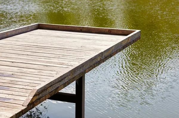 Avrupa 'nın Kyiv kentindeki nehir dolgusu üzerinde ahşap gözlem güvertesi olan dinlenme alanı. Şehir parkında dinlenecek bir yer.