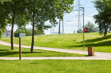 Avrupa, Kyiv 'de ağaçlar ve çimlerle çevrili bir yürüyüş yolu. Şehir parkında dinlenme yeri