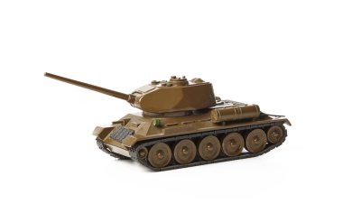 Eski Sovyet tankı T-34 beyaz arka planda izole edilmiş. 2. Dünya Savaşı 'ndan kalma Sovyet T34 tankı