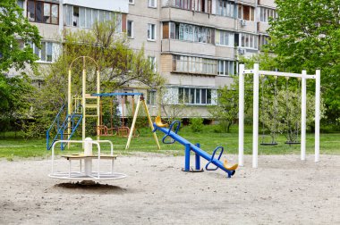Bahçede çocuksuz renkli bir oyun alanı. Salıncak ve diğer oyun alanlarıyla oynayın. Kentsel mahalle çocukluk kavramı