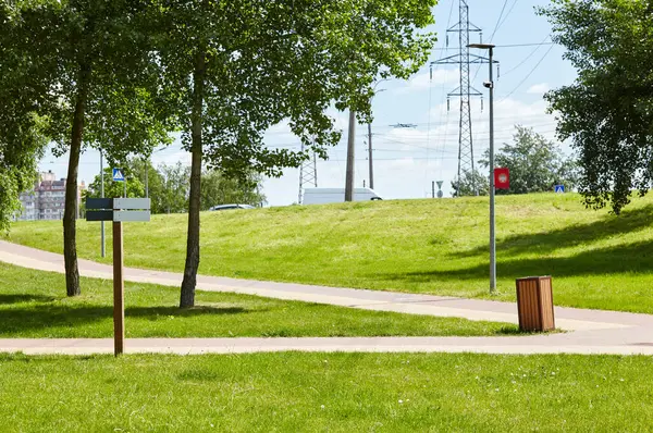 Avrupa, Kyiv 'de ağaçlar ve çimlerle çevrili bir yürüyüş yolu. Şehir parkında dinlenme yeri