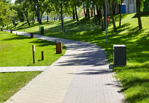 Avrupa, Kyiv 'de ağaçlar ve çimlerle çevrili bir yürüyüş yolu. Şehir parkında dinlenme yeri