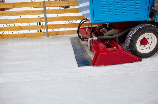 Аппарат очищает лёд. Специальная машина для уборки льда очищает каток